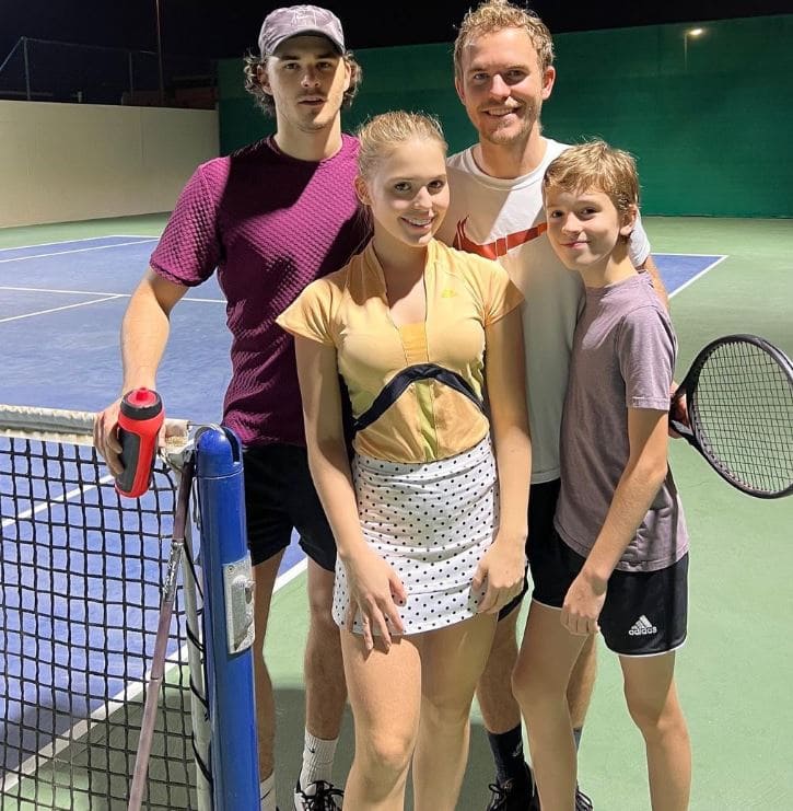 Emily Linge Age, Parents, Boyfriend, Songs, Wiki, Bio, Nationality, Net